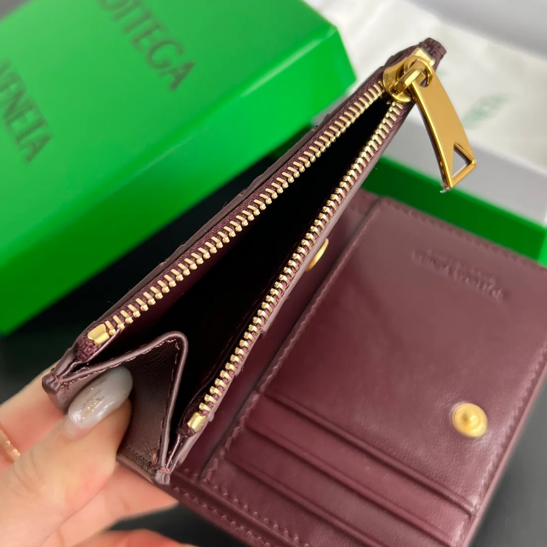 #Bv Braided Bi-fold Zipper Wallet 742330 Small and exquisite wallet for men and women ☄️ Elegant and fashionable shape, blending classic design and practical functions, perfectly showing the texture and neatness of sheep leather, snap button closure, equipped with 6 card slots, a banknote compartment, and a zipper coin purse. It meets all the functions of a wallet ✋ Multiple color options, a good match for gifts or personal use ☑️ Size: 11.5x9 P640